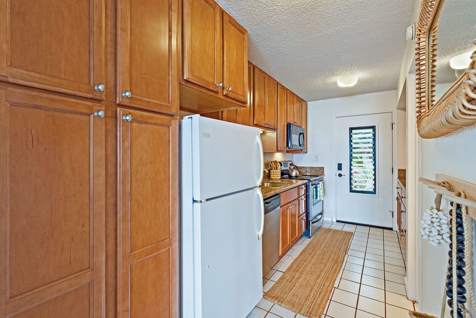 Kitchen with full-size refrigerator, cooktop,oven and microwave - Convenient Kitchen with Full-Size Appliances