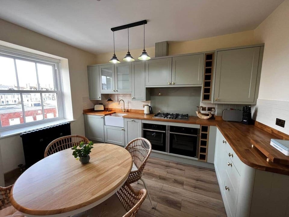 Fully modern, equipped kitchen and dining area.