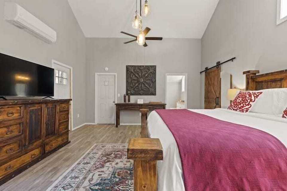 Upstairs Master Suite