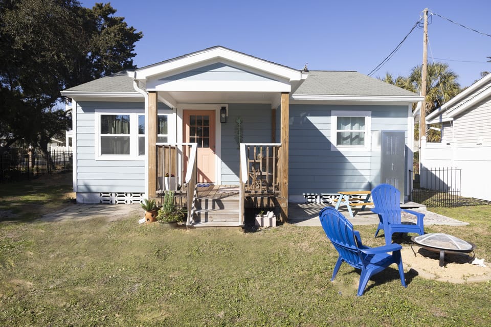 Fenced yard, table, umbrella, chairs, fire pit, enjoy coffee or tea here!