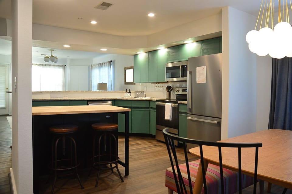 Kitchen is fully stocked - toaster, blender & Keurig duo!