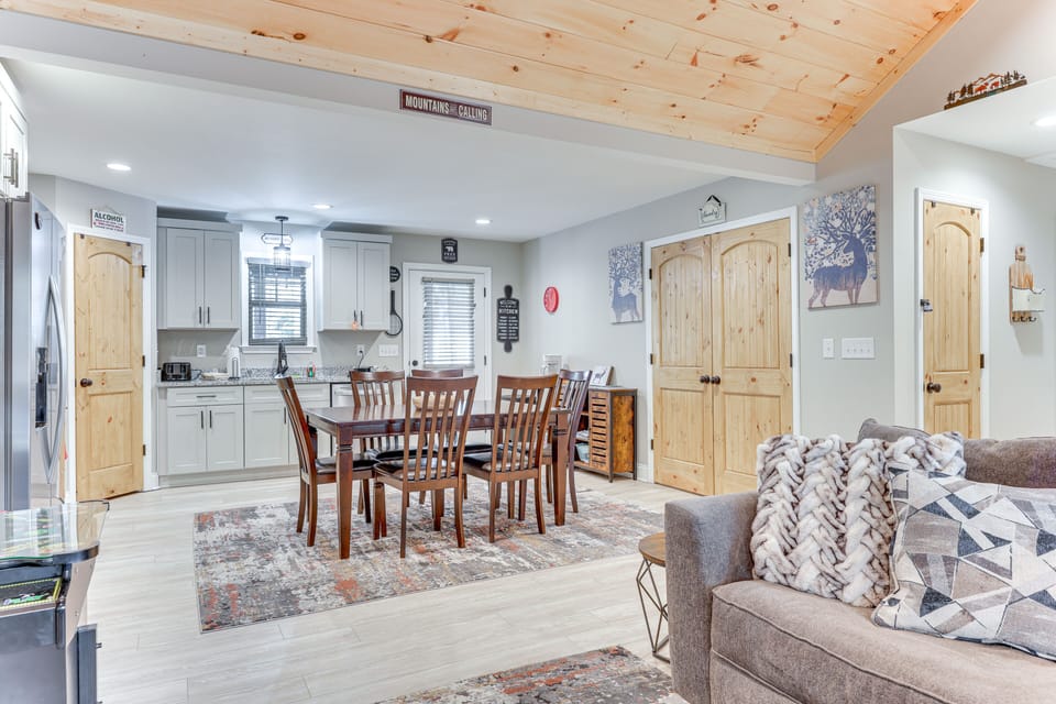 Dining Area | Dishware & Flatware Provided