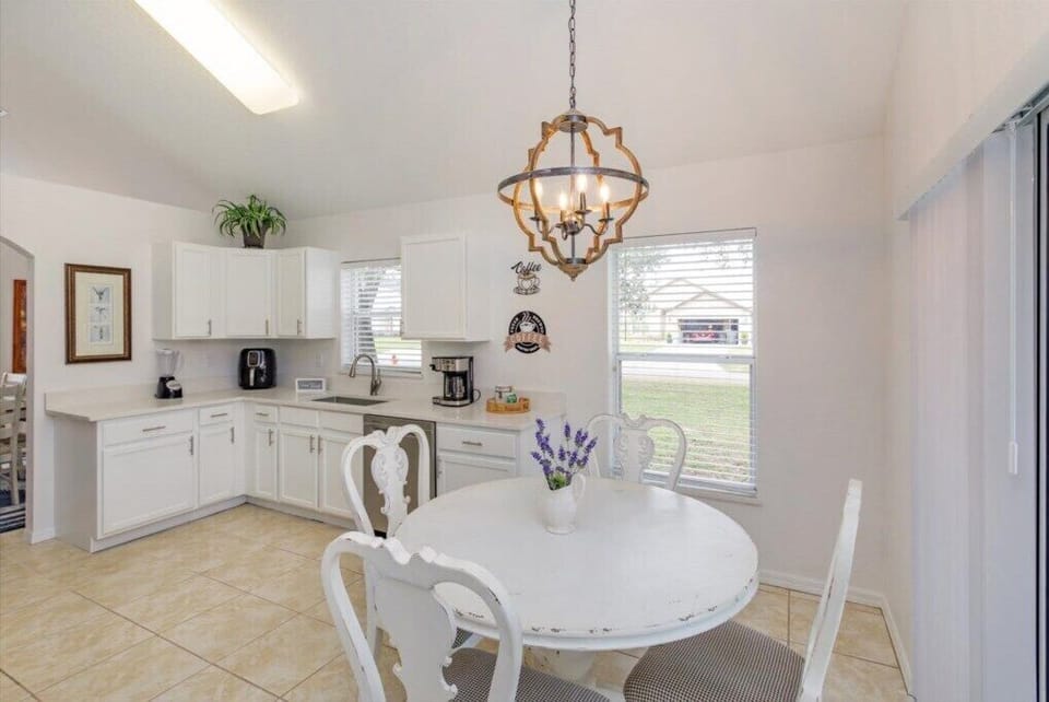 W6a-Breakfast Nook.jpg