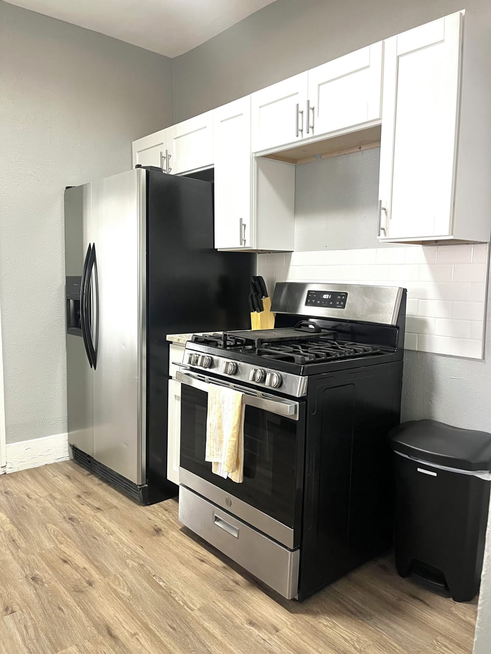 Kitchen refrigerator and stove