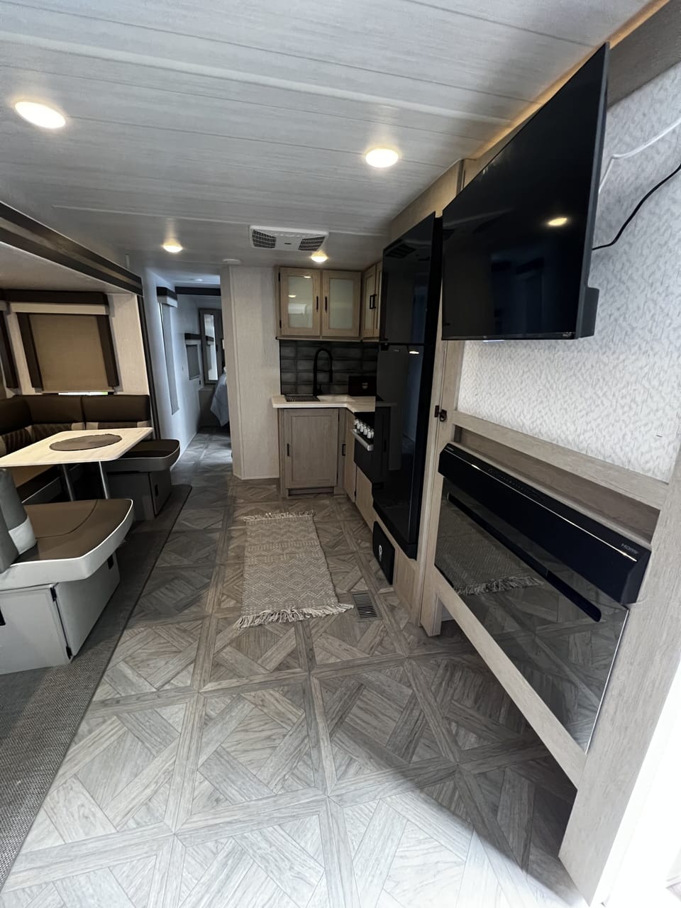 Main area with kitchen and dining