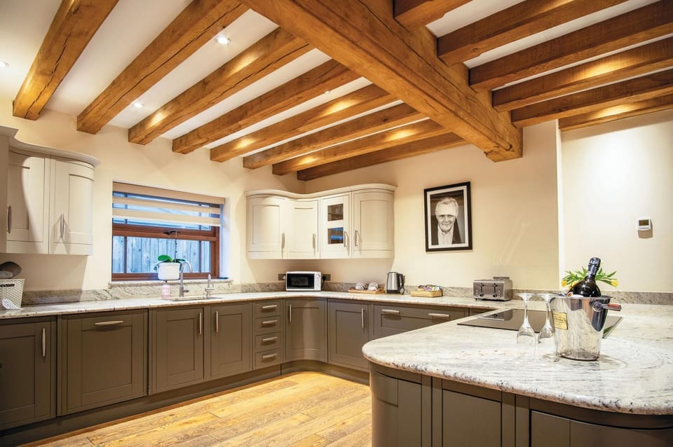 Oak Lodge - Hot Tub - Pen Y Cae Inn (4612)