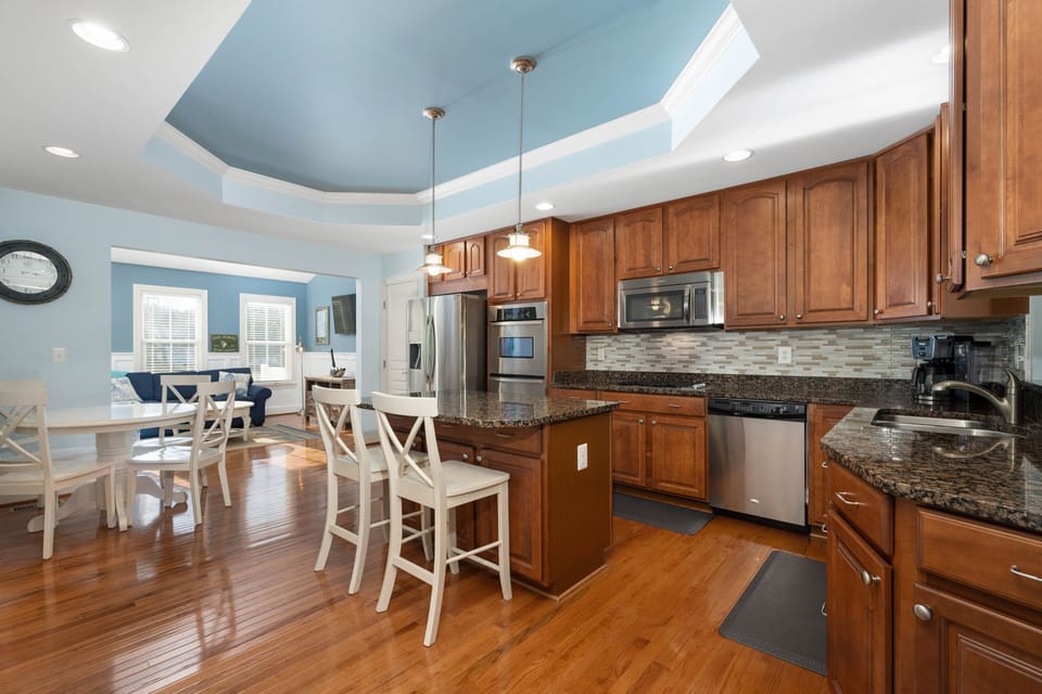 Fully stocked kitchen!