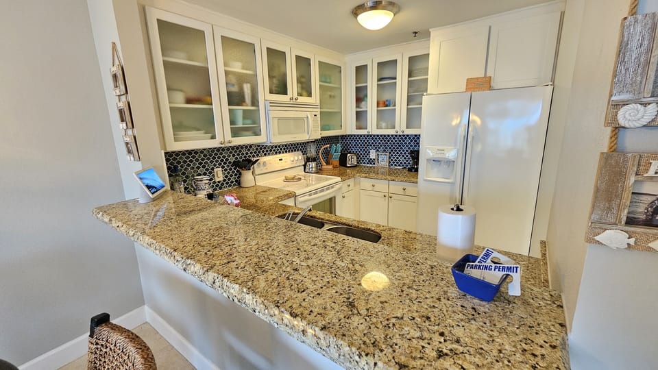 Kitchen - Fridge with Ice and Water Dispenser