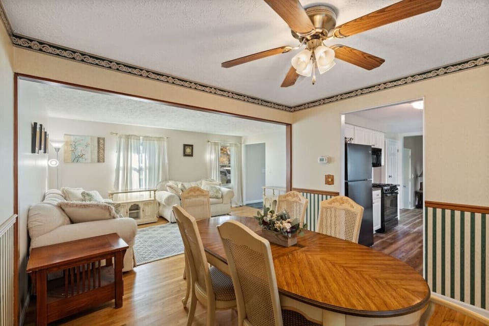 Spacious and brightly lit home!