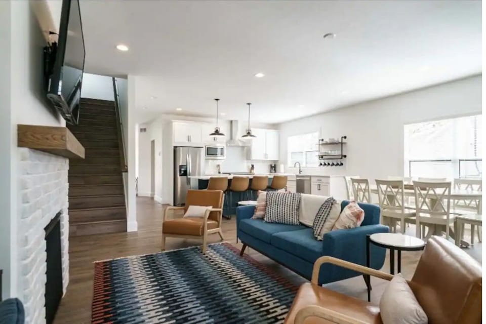 Living room open to the kitchen and dinner groom