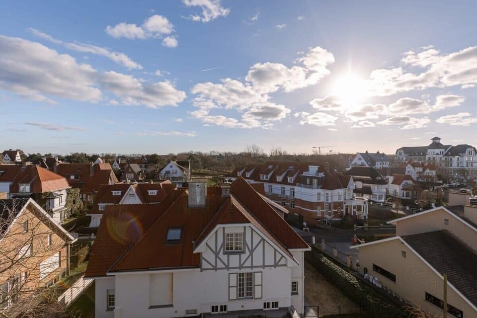Minimal bookshelf wall with curated decor for a modern touch 💙📘