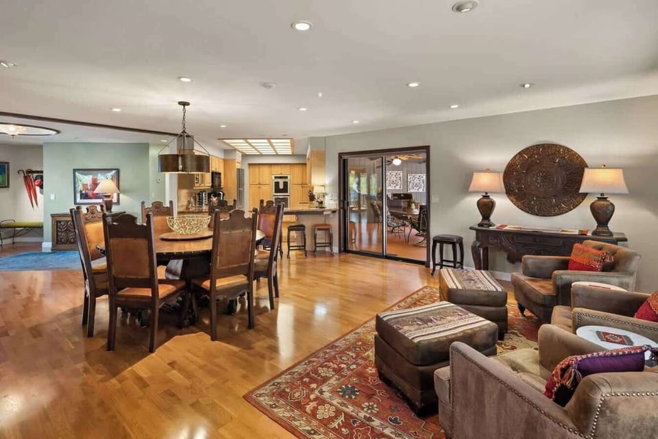 Secondary seating area, adjacent to the dining area, with a view to the back patio seating area. 