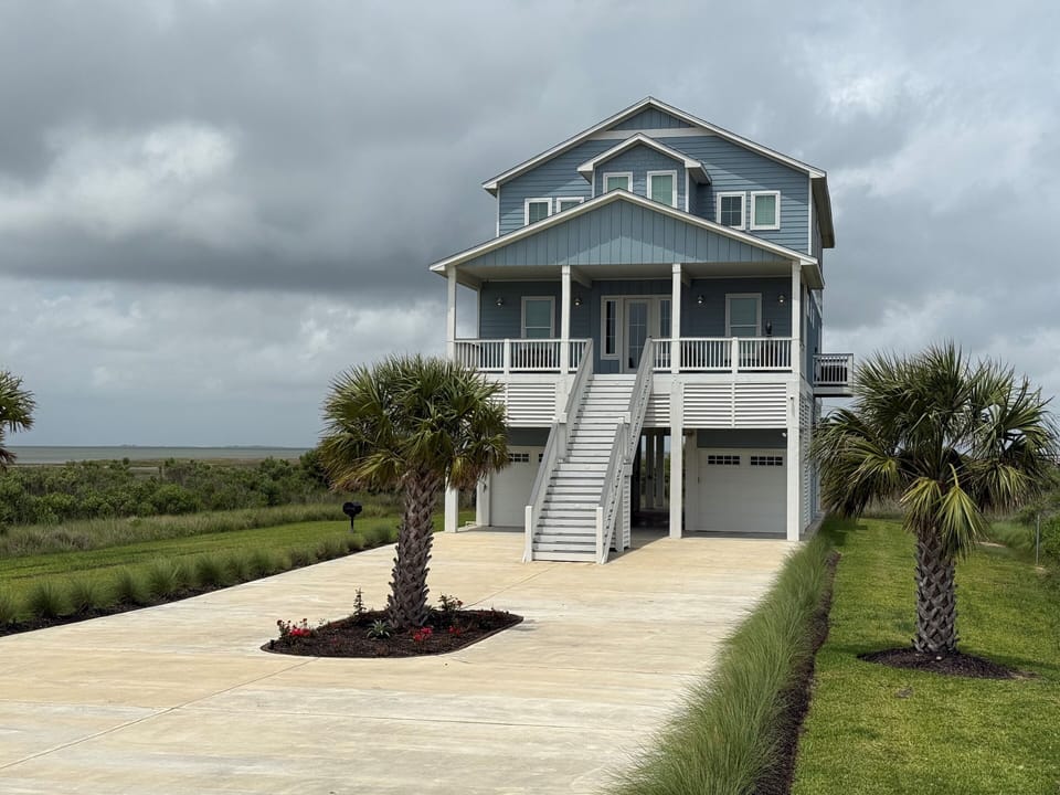 Bay side views with plenty of parking