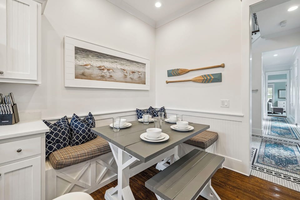 Cozy Dining Nook with Seating for 5