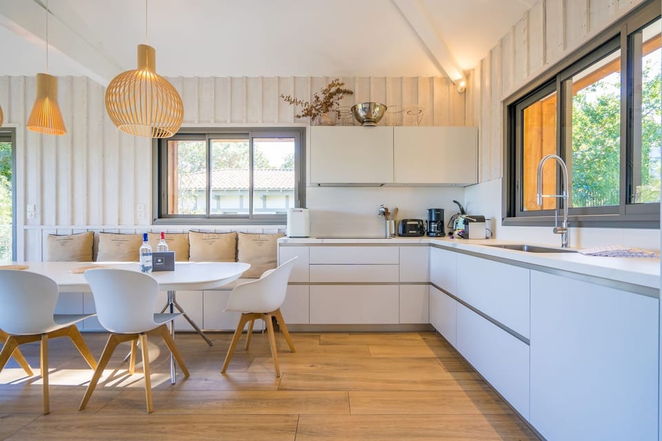 Fully equipped kitchen with dining area