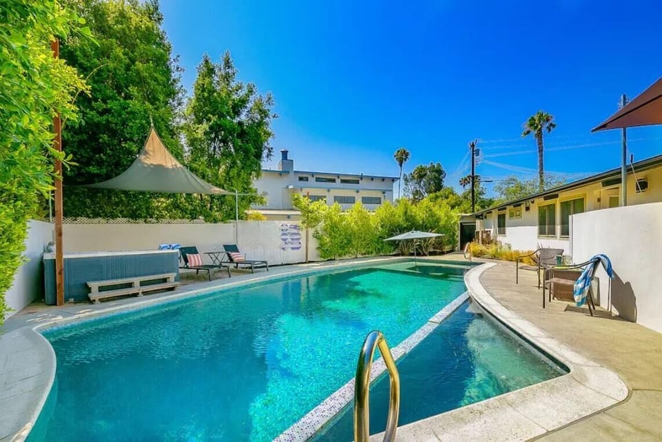 Pool with Baja bench (shallow area).