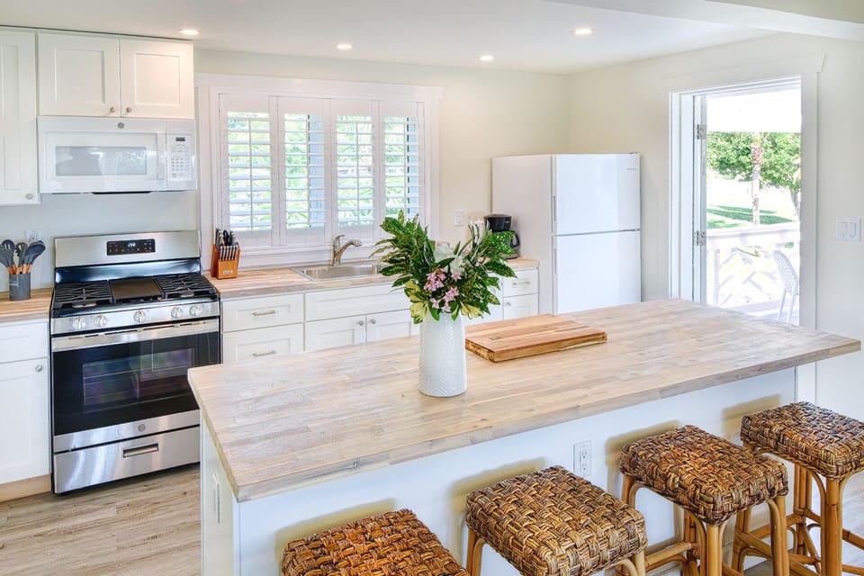 Fully equipped kitchen with balcony BBQ grill for in-house catering.










