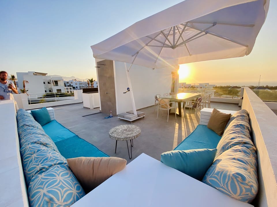 Sunset-Stimmung in der Loungecke der geräumigen Dachterrasse