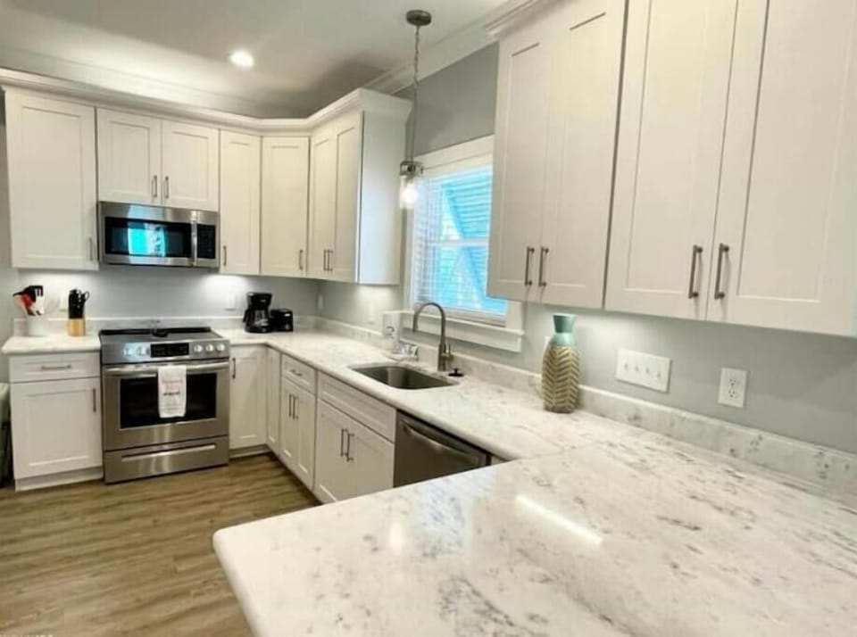 Beautiful fully stocked kitchen!
Keurig & drip coffee makers available