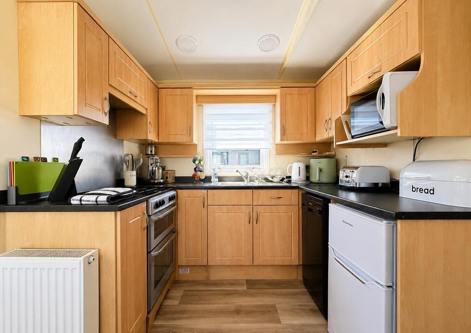 Make the most of the long weekend with a bank holiday getaway to this stunning lodge on Manor Park Holiday Park. Hunstanton offers a welcoming, family-friendly atmosphere perfect for creating lasting memories.