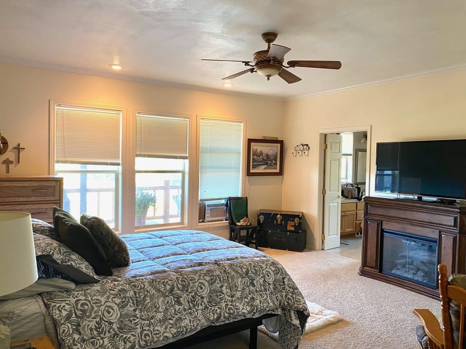 Master bedroom/King bed