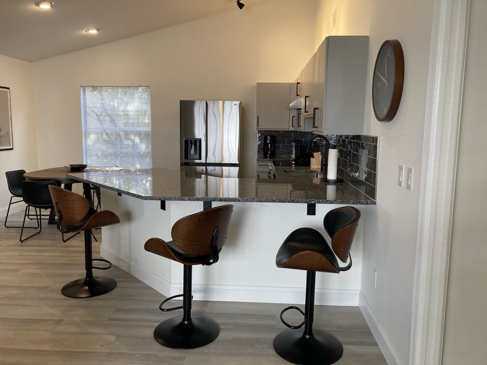 KITCHEN BAR