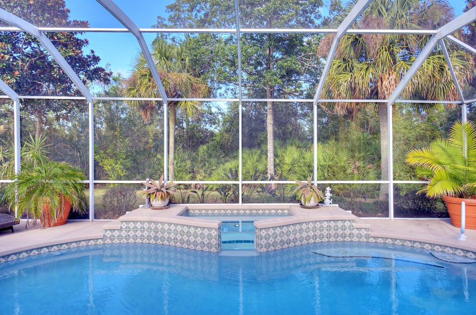 Jacuzzi & Pool Sitout