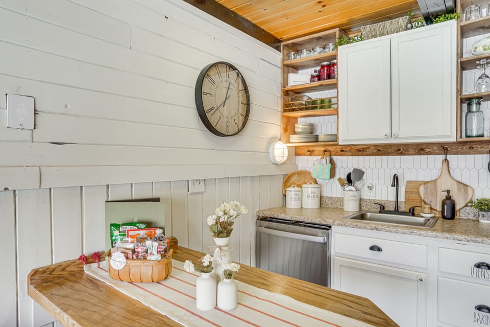 Dining Area | Dishware/Flatware Provided | 1st Floor