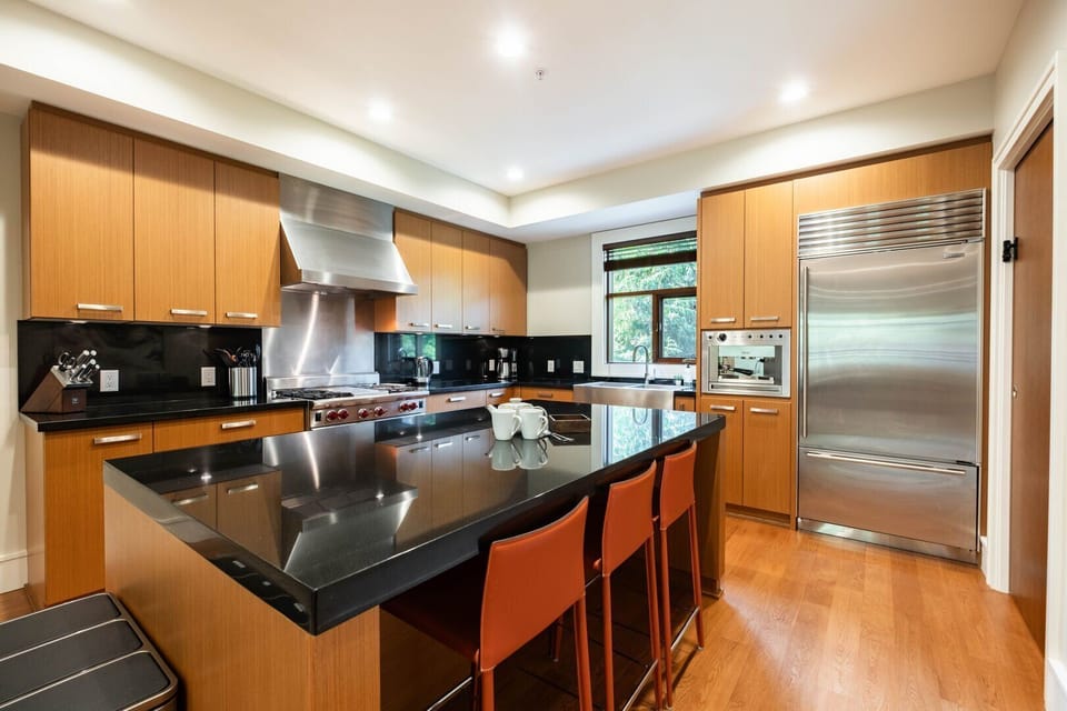 Full kitchen: Breakfast bar