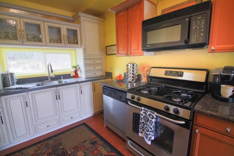 full kitchen 