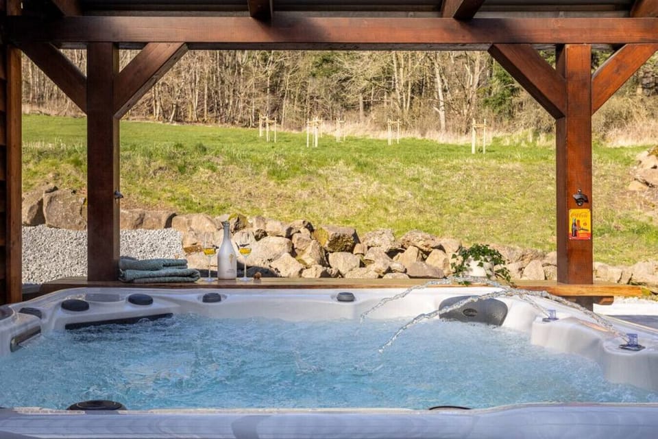 Entspannt bei einem Glas Wein im Whirlpool mit Blick in die Natur!