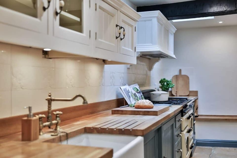 Dishwasher, washing machine and tumble dryer