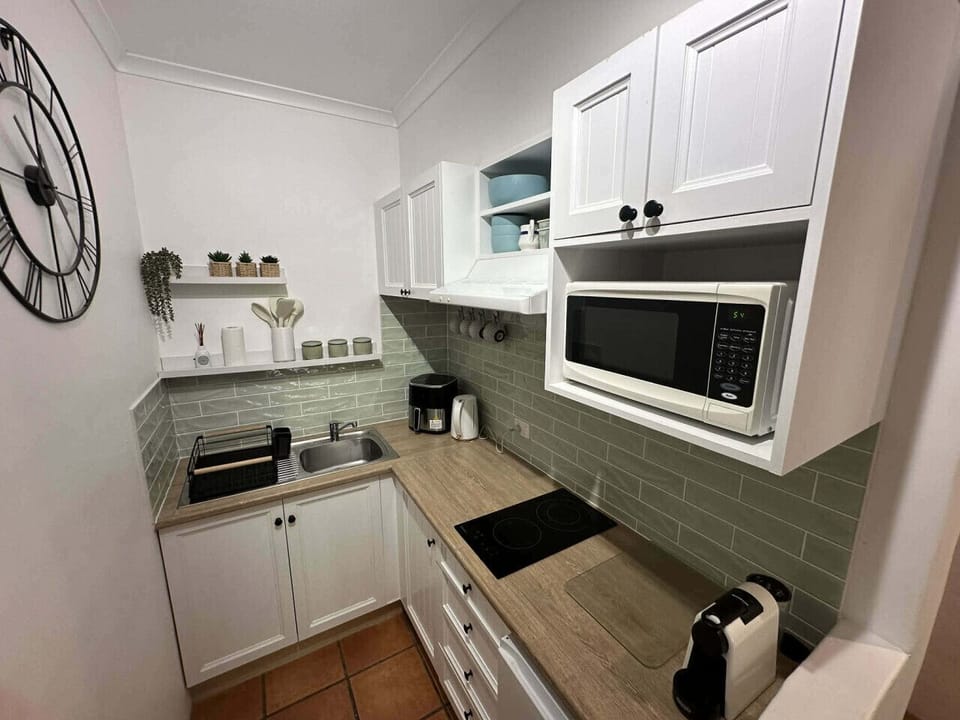 11 On The Reef: kitchenette with charm