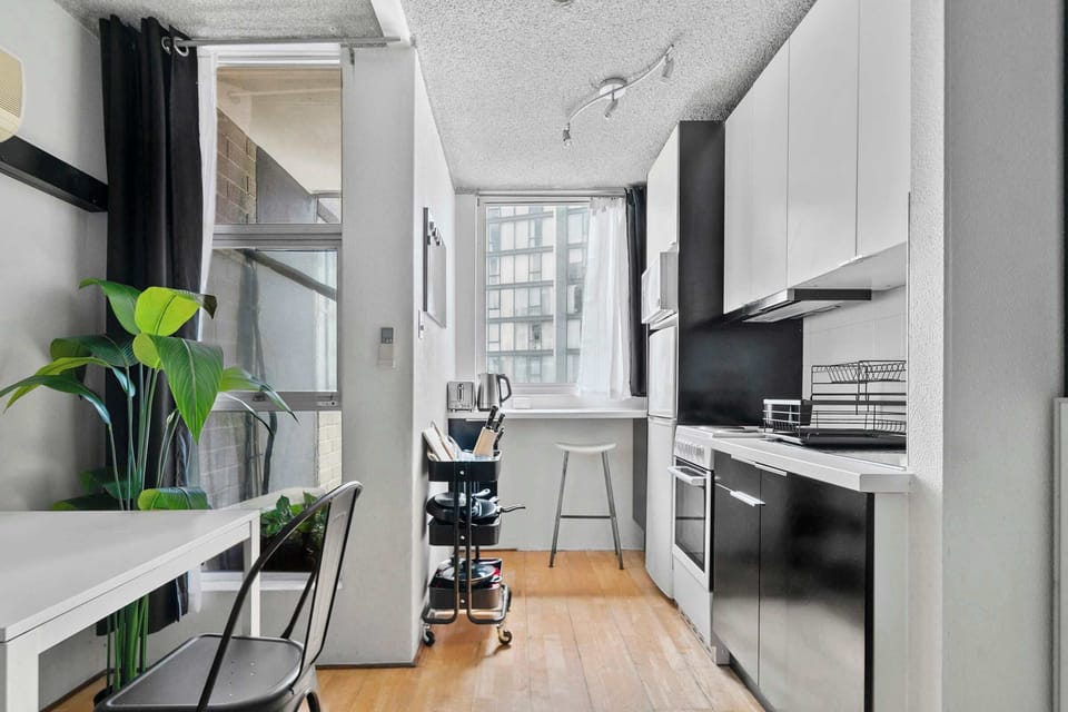 Studio apartment with kitchen, dining or work from home desk in the heart of Surry Hills