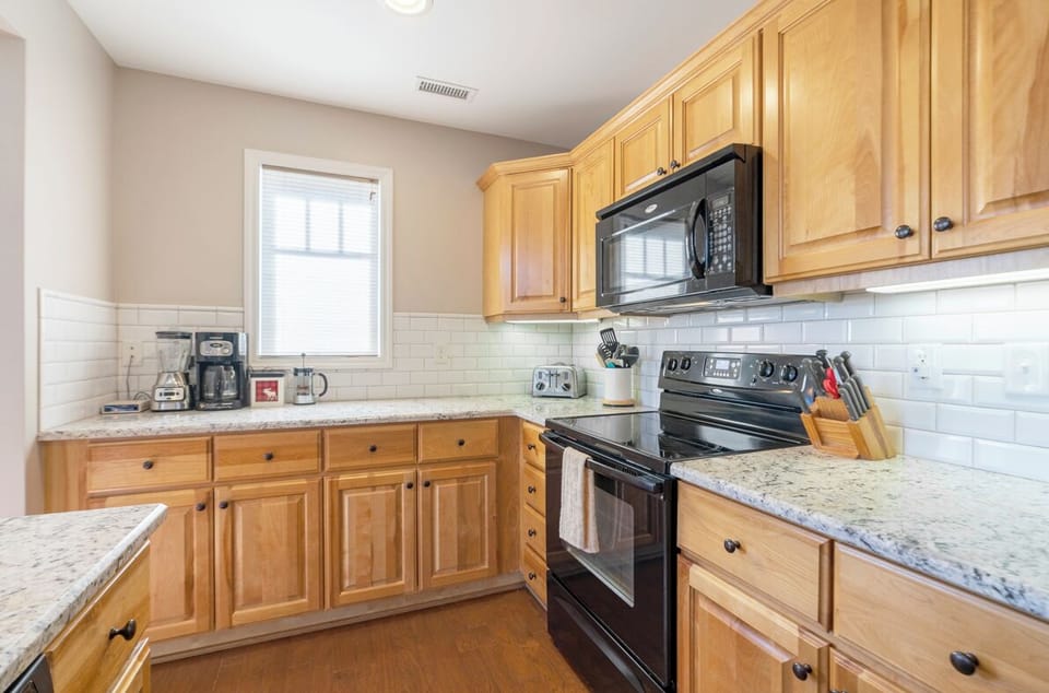 Kitchen--- Granite Counter-tops, Spacious
