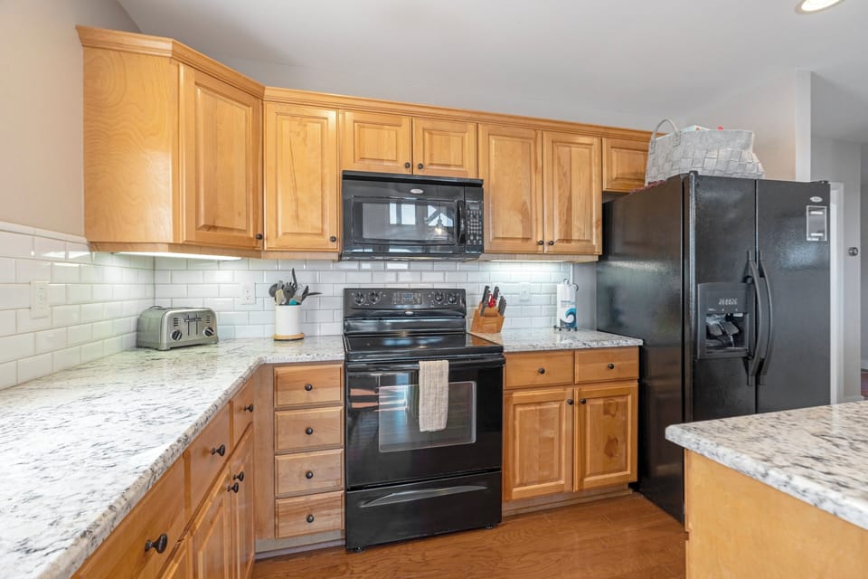 Kitchen--- Granite Counter-tops, Spacious