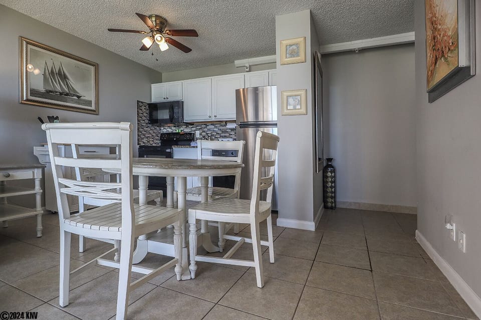 Kitchen includes a Dining Table for 4