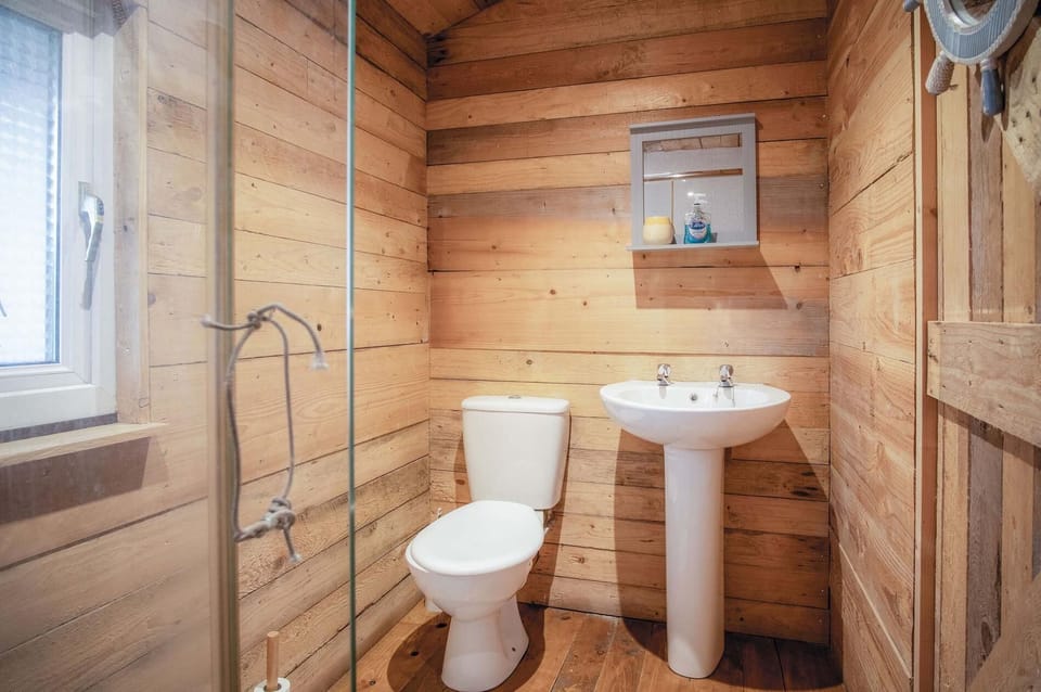 The Hygge Hut - 1 Bed - Freshwest Beach Retreat (23573)