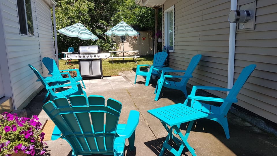 Sitting area between the two homes