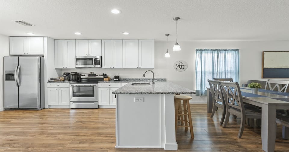 Gather, snack, and make memories 🍽️ This bright coastal kitchen features a huge island for breakfast + cocktails, plenty of counter space for cooking, and a dining table ready for family dinners, laughter, and late-night games.

