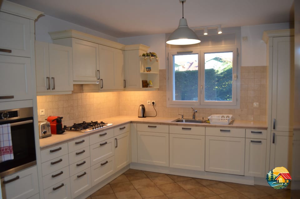 Full kitchen