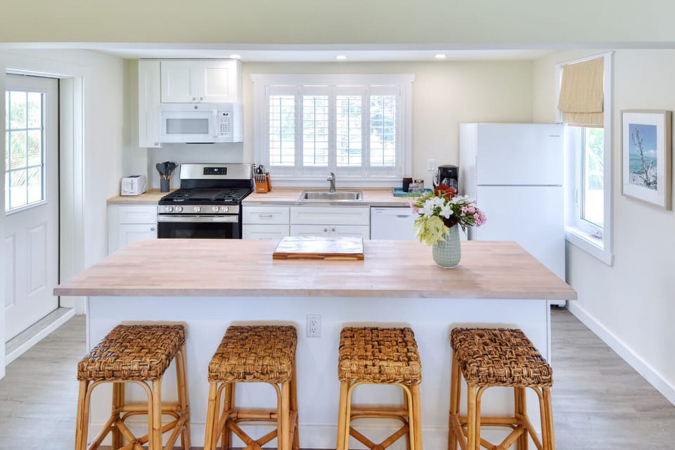 Fully equipped kitchen with island, perfect for socializing while cooking