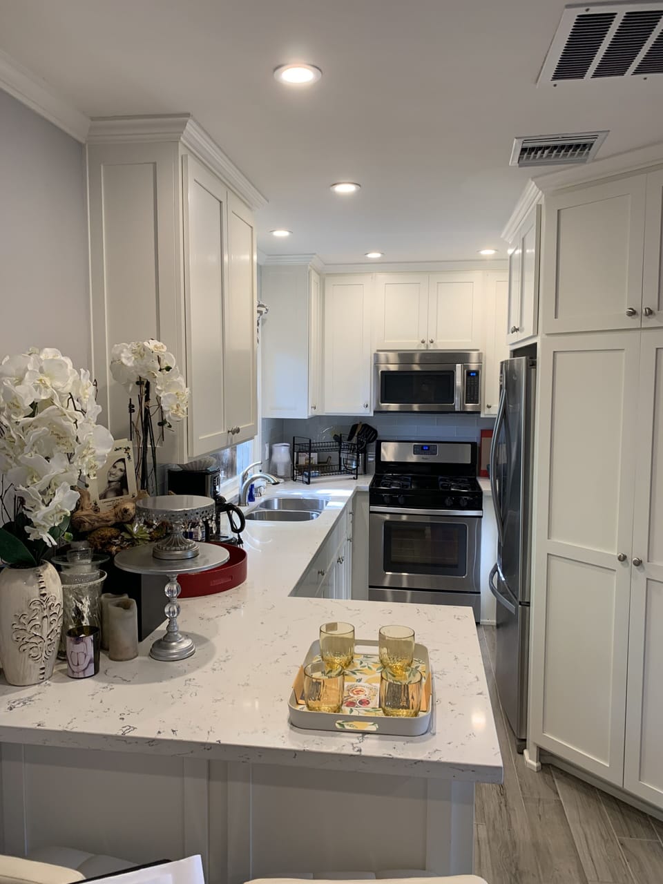 Well-equipped kitchenette with oven, microwave, refrigerator and utensils.