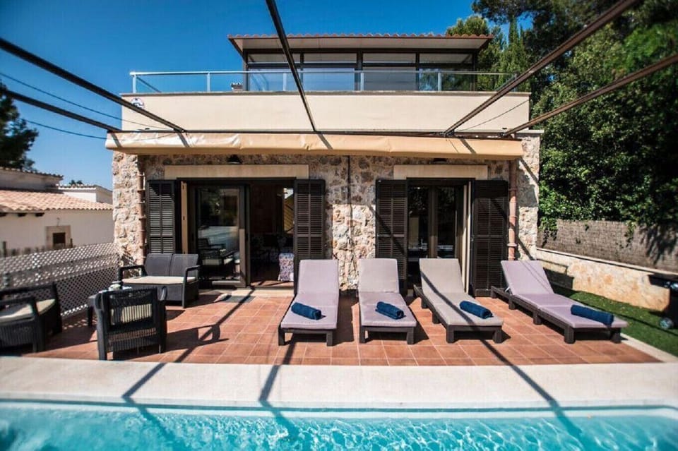 Main terrace of Villa Gabriela in Mal Pas – Bonaire, featuring a private pool, sun loungers and direct access to the villa interior, perfect for enjoying the sun and tranquillity in Mallorca.