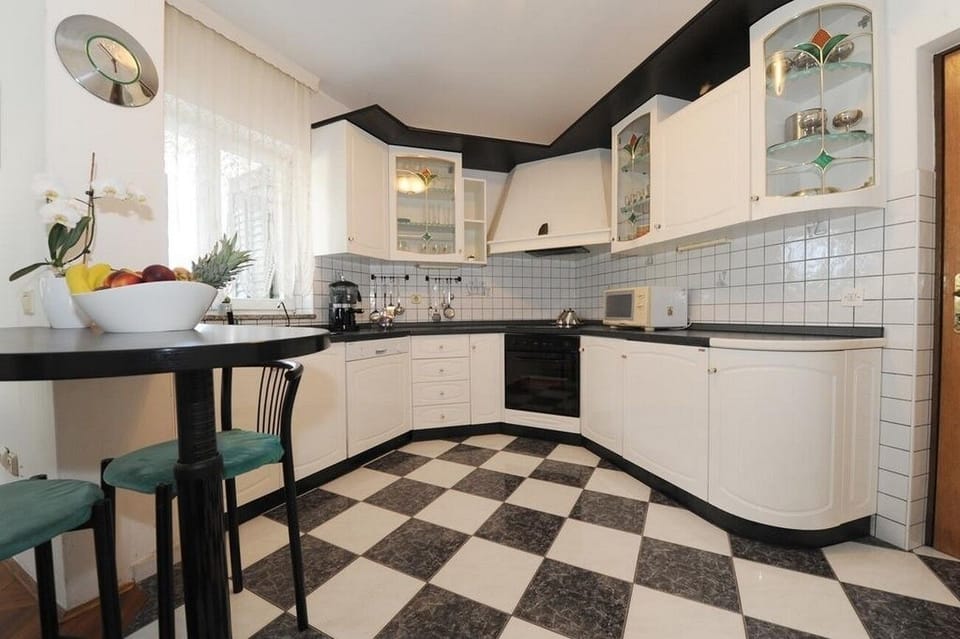 Kitchen 1