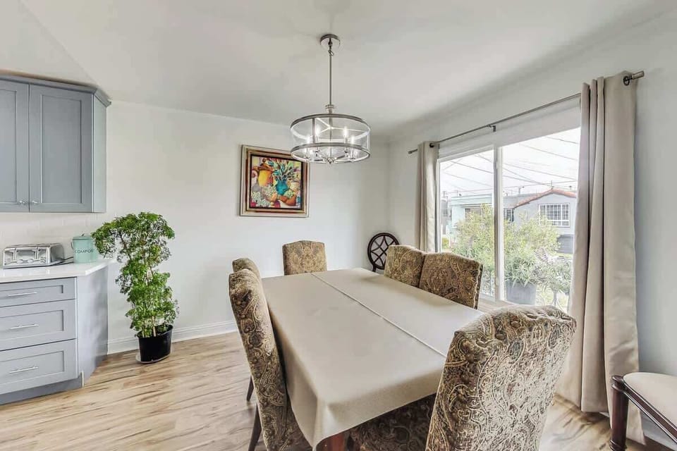 Dining area in upper level. (Seating for 8)