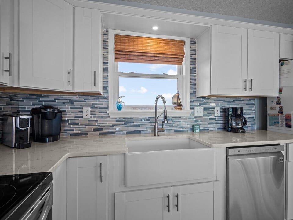 Kitchen - Subway Tile Backsplash