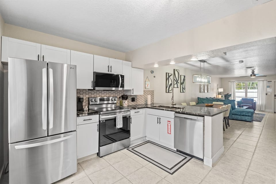 Nice open concept for Meal Prep and Dining! 