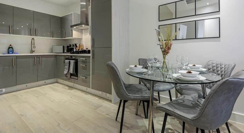 FULLY EQUIPPED OPEN-PLAN KITCHEN AND DINING