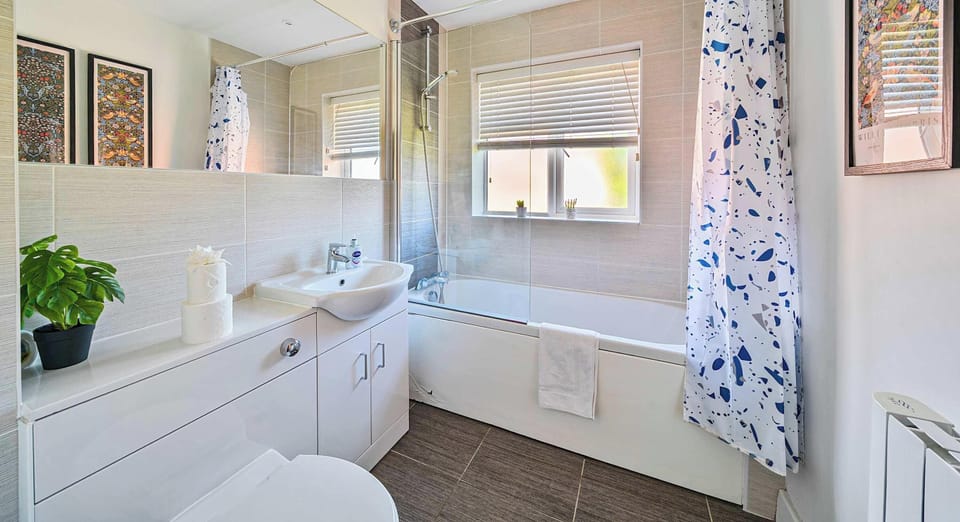 SPACIOUS FULL BATHROOM WITH A TUB AND A SHOWER